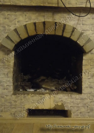 Открытый арочный камин в г. Ухта, есть зольник-поддувало