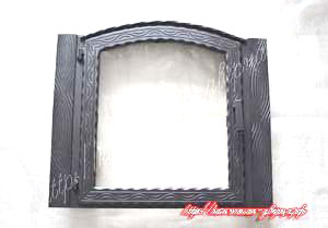 №24-да. Дверца для камина с термостойкой стеклокерамикой, форма арочная, наличник 40мм по форме выступа камина
