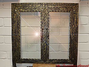 №08-дд. Дверца для камина со стеклом Robax, две створки, дизайн фасада "волна", наличник широкий 40 мм "вьюн" по 3-м сторонам, ручки "Р6", +патина "золото"