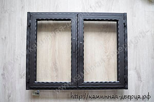 №124-US. Двустворчатая дверь для камина со стеклом Robax, дизайн фасада "дорога", по бокам узкие наличники "волна"