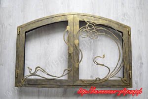 №1-ддал. Дверца для камина двустворчатая с термостойкой стеклокерамикой, арка, дизайн фасада "строгий", наличник "строгий" узкий 20 мм, патина "золото", лазерный рисунок