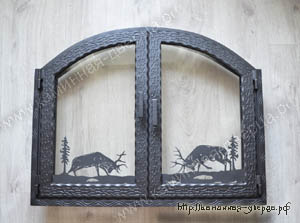 №1-ддар. Дверца для камина со стеклом Robax, арка, две створки, дизайн фасада "леопард", наличник "волна" по 3-м сторонам, рисунок на стекле "Олени"