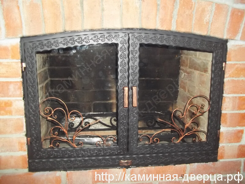 №28 Двустворчатая дверца камина, арка, регулируемое поддувало, украшение, доставлена в г. Санкт-Петербург